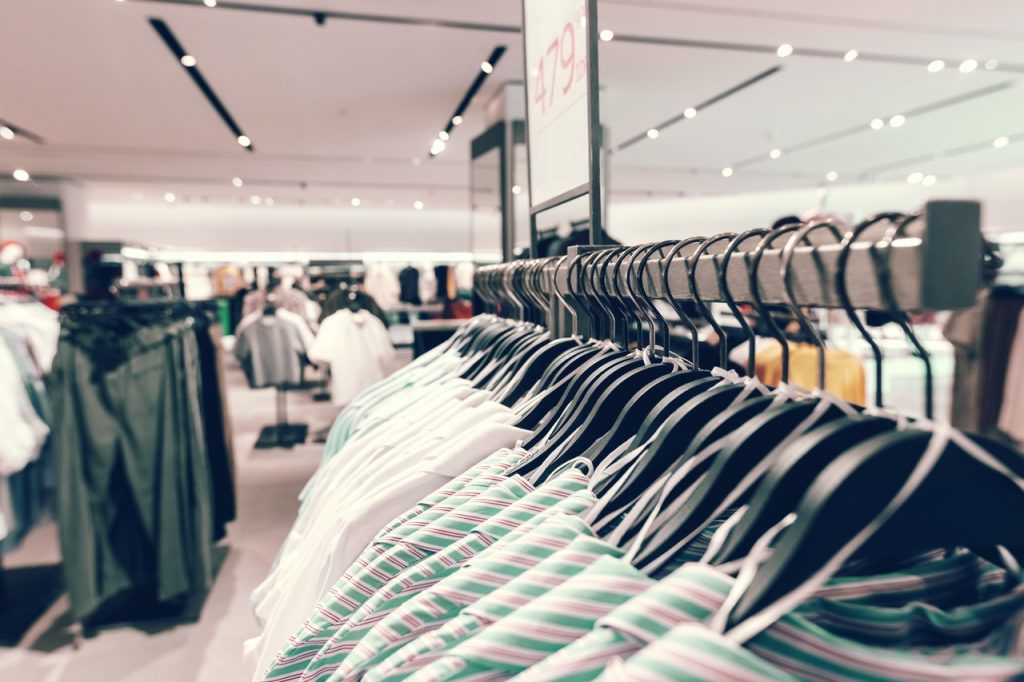 Como comprar roupa boa e barata