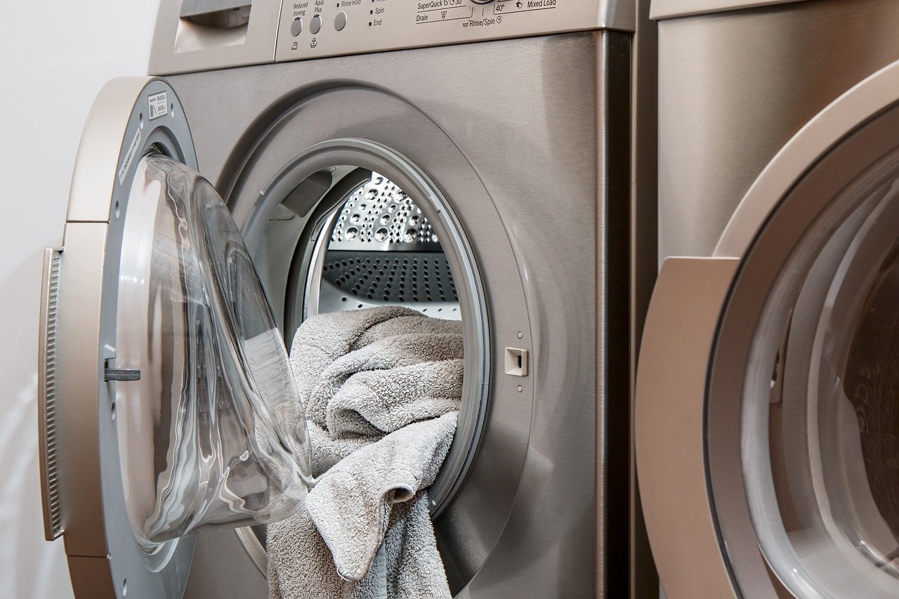 Máquina de lavar roupa cheia